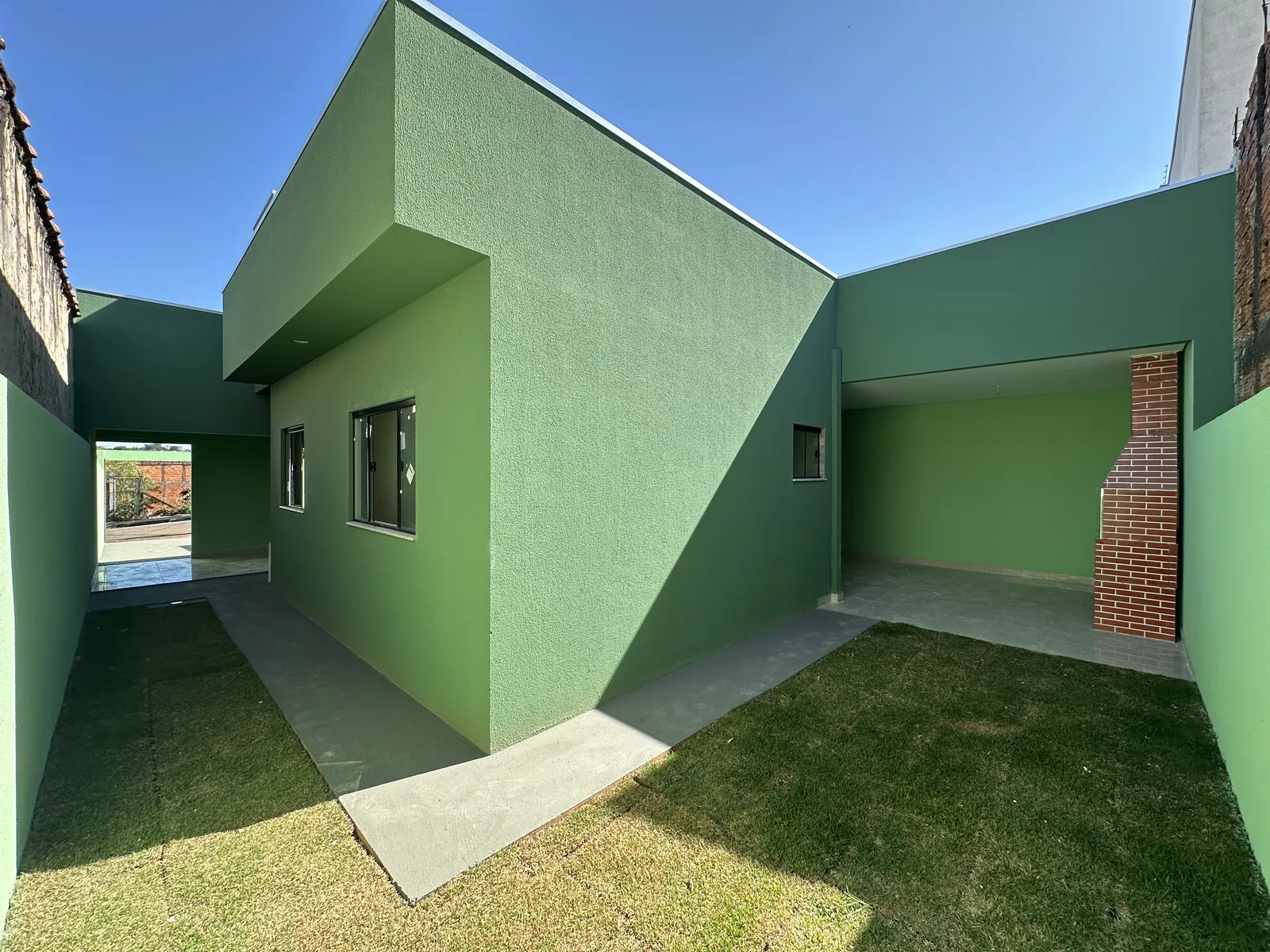 Fachada e área externa da casa nova à venda no Jardim Planalto, Zona Norte de Londrina